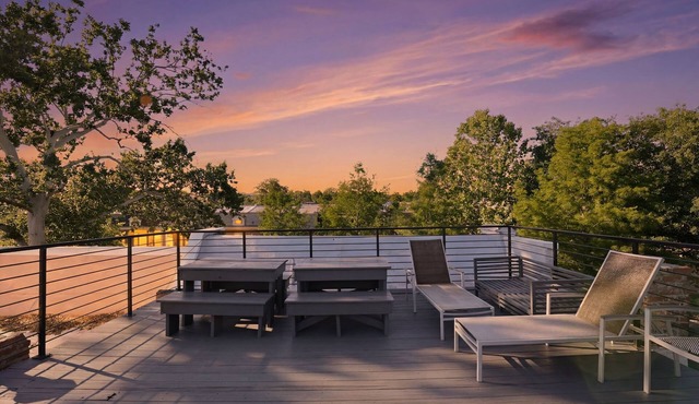 5BR + Rooftop Deck · Sleeps 14 · Skyline Views in Washington