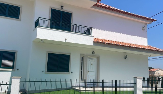 7min to the beach & 23min to Lisbon city, offering convenience & coastal charm