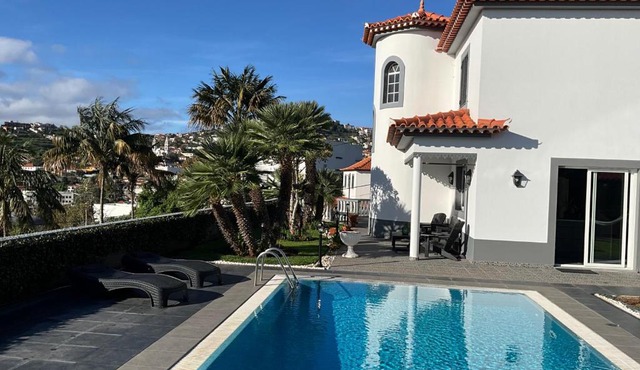 Alamos Gardens and Pool Apartment Free Parking