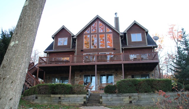 AMAZING LAKE FRONT 7 BR Home, Hot Tub, Fire Pit, Dock, Pool Table, NEW FIRE PIT in Oakland