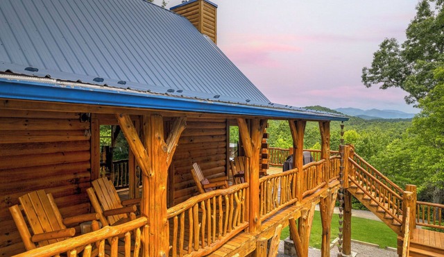AMAZING MOUNTAIN VIEWS/HOT TUB/FIREPLACE/GAME ROOM/CREEK/TRAILS in Black Mountain
