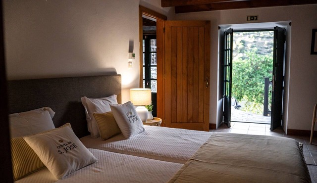 Apartment 'Suite Castanha' with Shared Pool, Wi-Fi and Air Conditioning