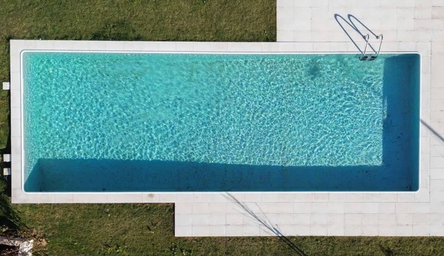 Apartment with balcony and pool by Hostwise