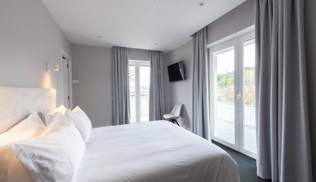 Avenue Hill Hotel