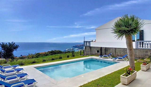 Avocado Villa by LovelyStay