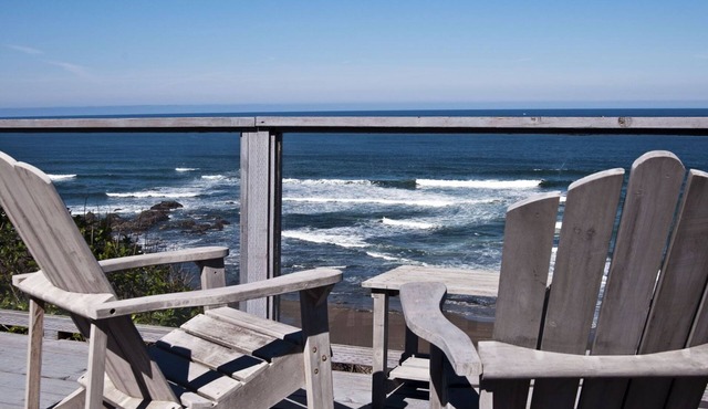 Big beachfront deck, hot tub , picnic table & comfy patio chairs for families in Lincoln City