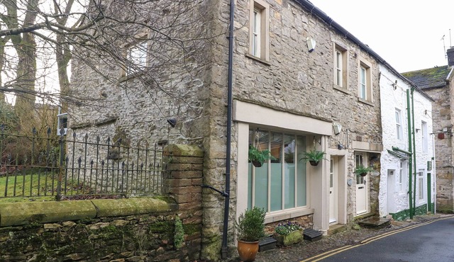 BLACKSMITH COTTAGE, pet friendly, with a garden in Grassington in Grassington