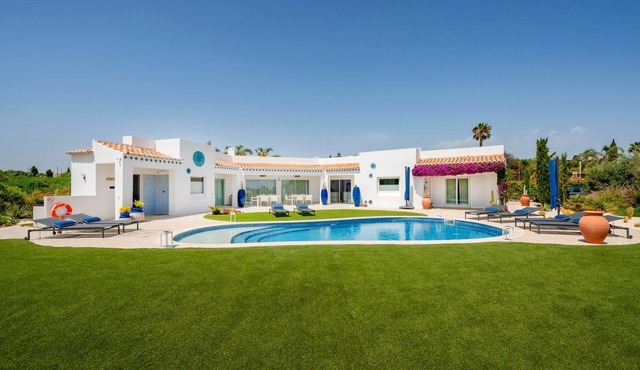 Blueberry Breeze - Four Bedroom Villa, Sleeps 8
