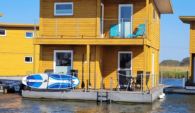 Boat 'Floating House' with Lake View, Private Terrace and Wi-Fi in Kröslin