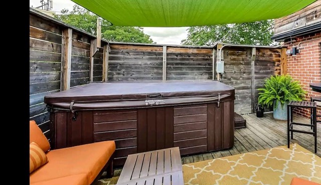 Breathtaking private Hottub Oasis in Toronto