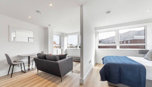 Bright Contemporary Studio in East Grinstead in East Grinstead