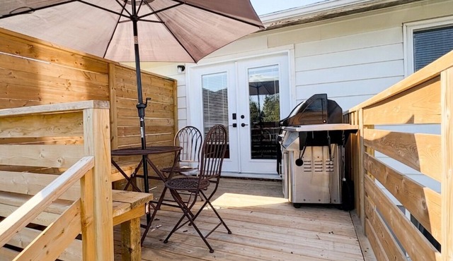 Bright Designer 2BR + Den + Private Deck & Yard in St. Catharines