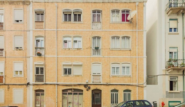 Bright duplex two-bedroom near Lisbon city center, close to transport, shops, and cafés. Comfortable layout over two floors; please note the building has no elevator.