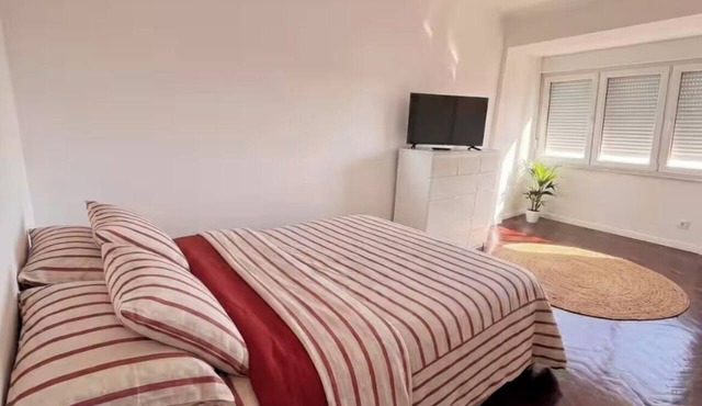 Bright, Renovated 2-Bedroom Apartment Very Close to the Lisbon Zoo