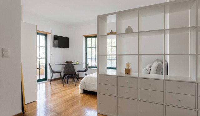 Bright Studio with Balcony in Central Cascais