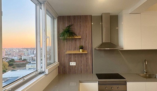 Bright Tejo View Apartment - Walk to Ferry - Peaceful Cacilhas Stay in Almada