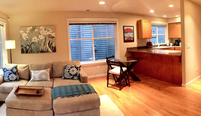 Bright University District 3 BR - Near Downtown & UW w/Parking - Pets Welcome in Seattle