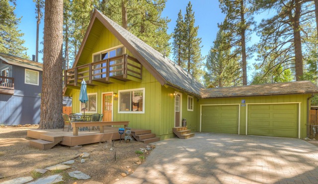 Cabin with deck, fireplace, enclosed yard, & washer/dryer in South Lake Tahoe