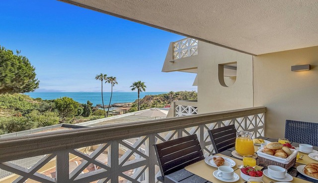 Calm Stunning Beachfront Apartment w/Sea Views