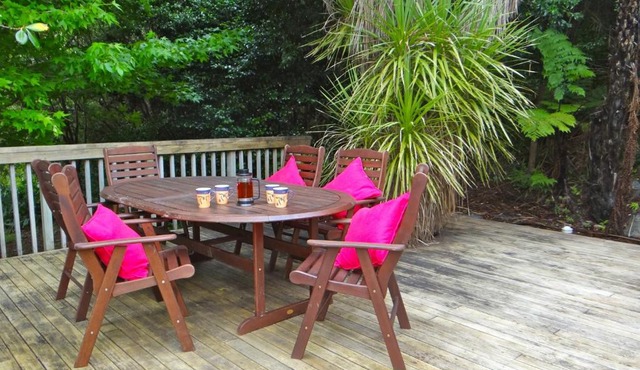 Campbells Beach Hideaway - Campbells Beach Bach in Tawharanui