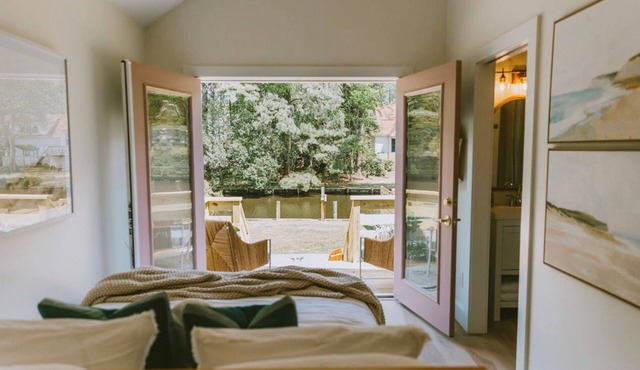 Canal front, Modern Tiny House! Bikes. Fire pit! in Kitty Hawk