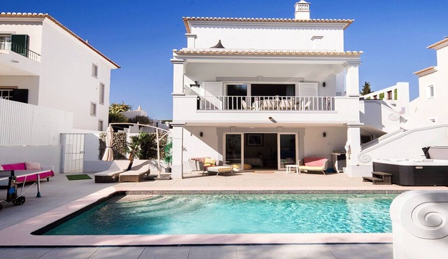 Casa Bangers 4 bedroom 4 bathrooms, Jacuzzi, Pool, Ping Pong and Outside Kitchen