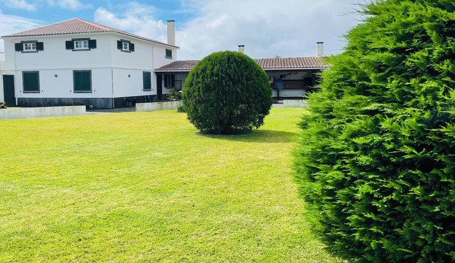 Casa da Fajã - Spacious, Garden, and Private Parking
