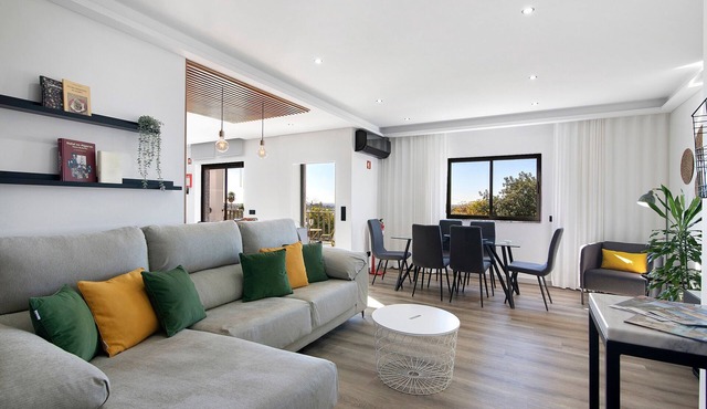 Casa das Amendoeiras: Country House with Balcony, Wi-Fi, and Air Conditioning