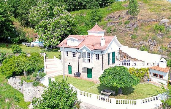 Casa dos Plátanos near the center of Amarante, Golf Course and Water Park.