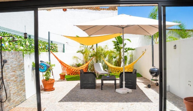 Casa Elegante T3 Moderna 2 Suítes, Jardim e Garagem Privados