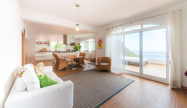 Casa Oliva-Panorama: Large designer apartment, fantastic views, heated pool
