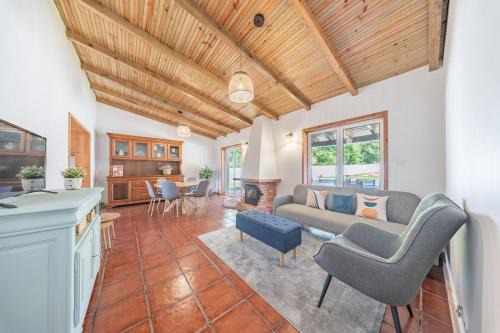 Casa Real - by Proguest
