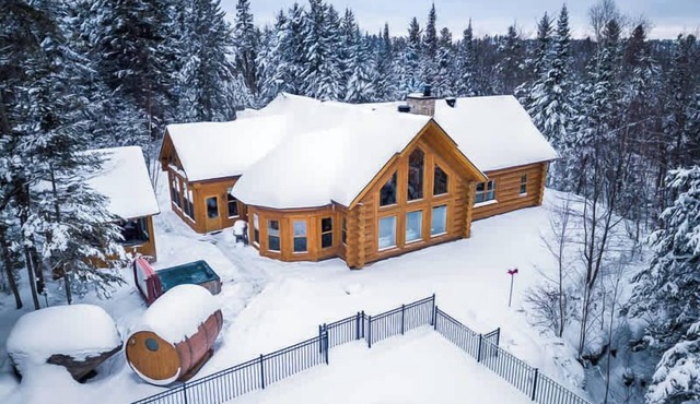 Chalet White Rabbit at Fiddler Lake with private spa, sauna, and pool in Mille-Isles