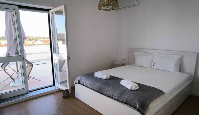 Charming 1-bedroom apartment with 2 large patios, WiFi, A/C next to Praia Ofir