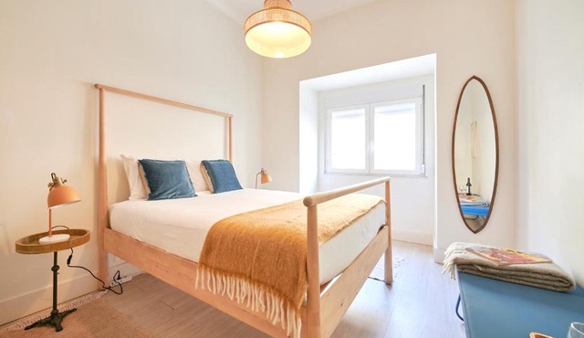 Charming 3BR APT w/patio, by TimeCooler