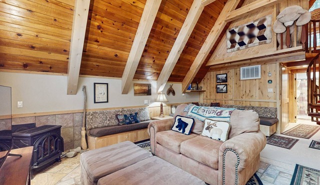 Charming Updated Rustic Cabin with Gas Fireplace, close to Lake and Ski Resort in South Lake Tahoe