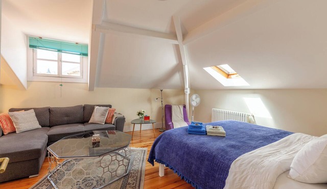 Coimbra Old Town Gem Family Studios, Suites with Private Bathrooms