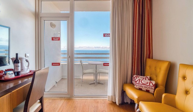 Convenient Stay! Balcony with Sea View, Swimming Pool & Spa, Free Parking!