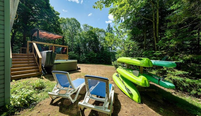 Cottage Binx Bracebridge | Large hot tube and outdoor movies on lake Muskoka in Bracebridge