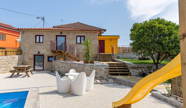 Country house, outdoor pool, fireplace, close to Ecovia, Sistelo. Pet friendly