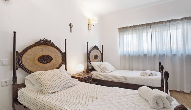 Country House 'Fátima - Casa Inteira' with Shared Terrace, Shared Garden and Wi-Fi