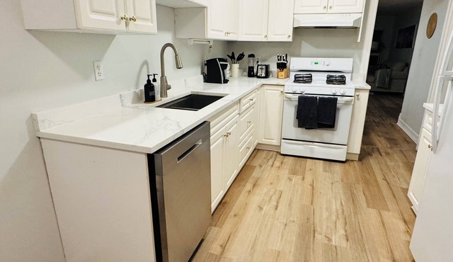 Cozy 2 bed 2 bath suite close to hiking trials, short drive to Victoria downtown in Victoria