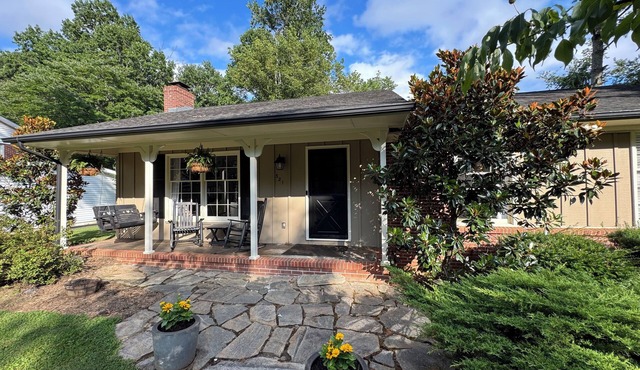 Cozy Bent Creek Cottage with direct access to Pisgah National Forest in Asheville
