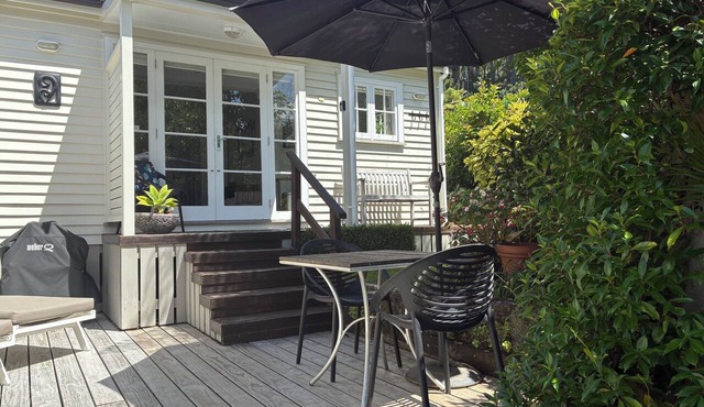 Delightful elevated sunny S/C Studio in Whangamata