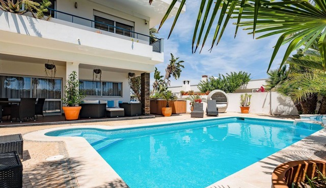 Deluxe 4BDR House W/Pool by LovelyStay
