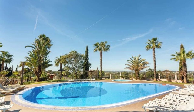 Deluxe House | Pool & Jacuzzi by HostWise