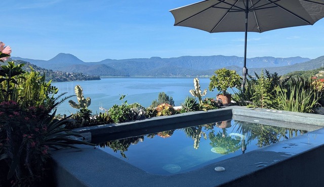 Designer House with Spectacular Lake Views, Jacuzzi and Lush Gardens in Valle de Bravo