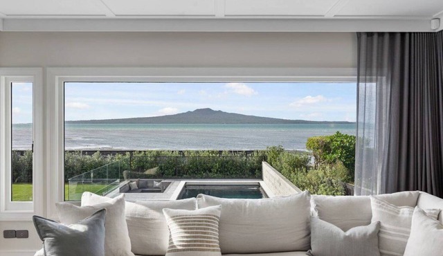 Devonport - Oxford Terrace Beachfront (5BR/3.5BA, Sleeps 6) in Devonport