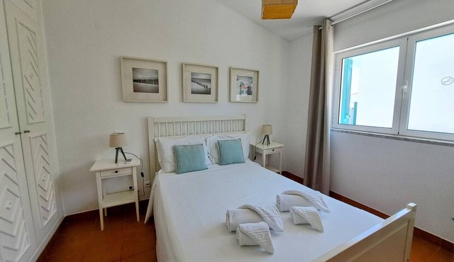 Duplex townhouse in Prainha Village, 450 m from Três Irmãos Beach, with pools and parking.