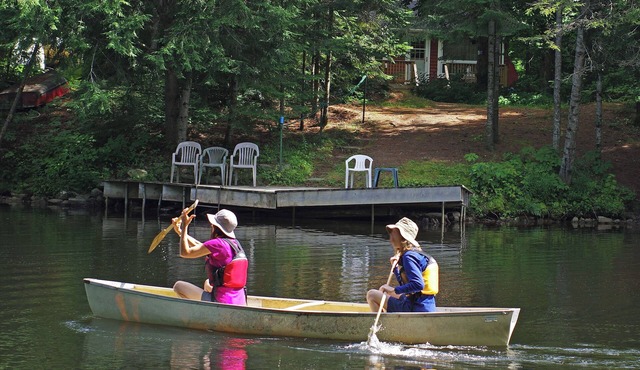 Family cottage by river pet friendly sleeps 7, 3 waterfalls hiking/Biking trails in Bracebridge